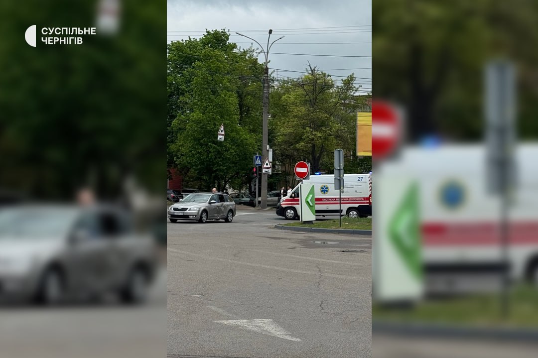 Ambulance and passenger car collide in Chernihiv: both drivers cited