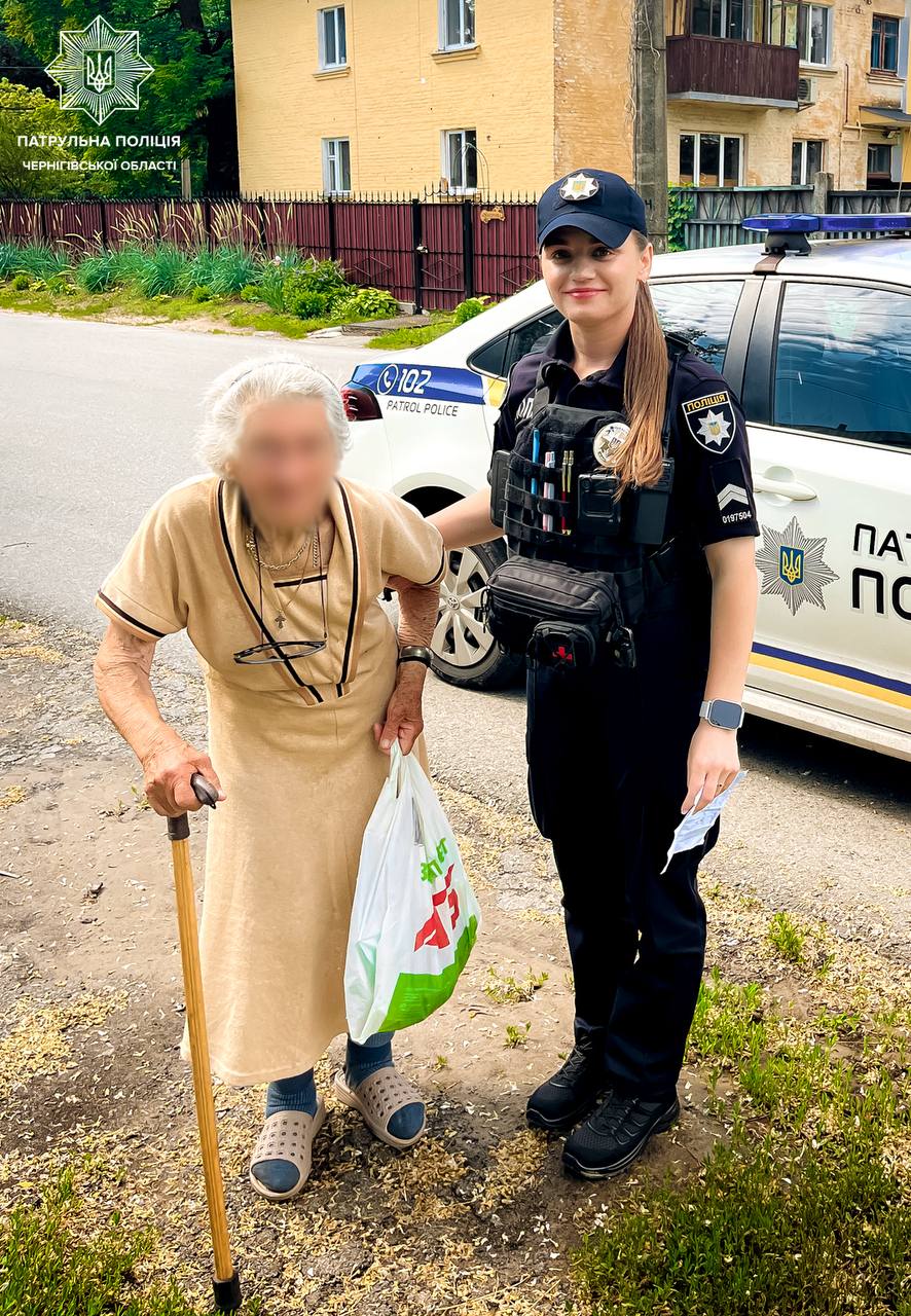 Патрульні повернули додому 85-річну жінку, яка загубилася біля торговельного центру на проспекті Миру