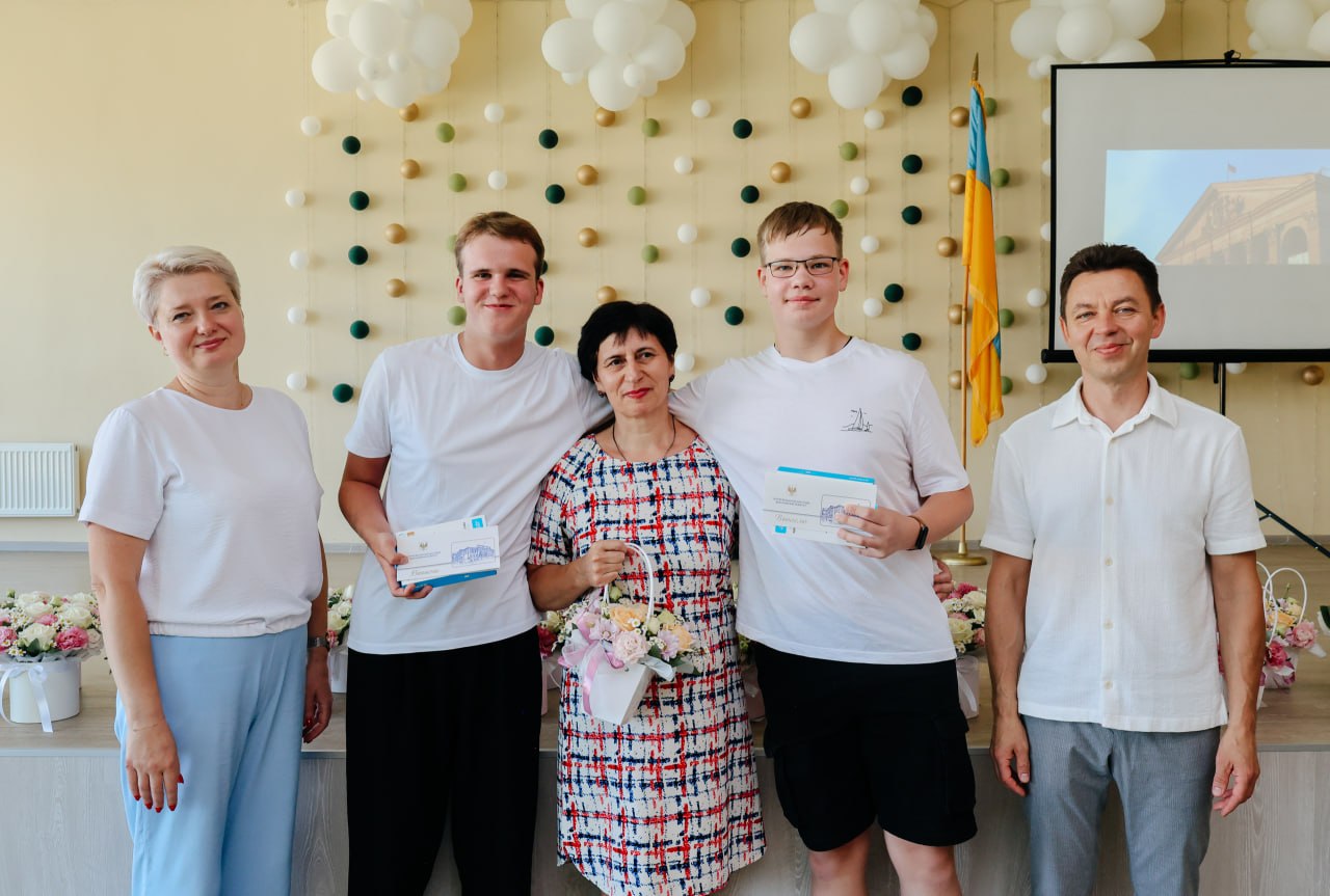 Кращих школярів Чернігова нагородили за досягнення у навчанні, науці та спорті