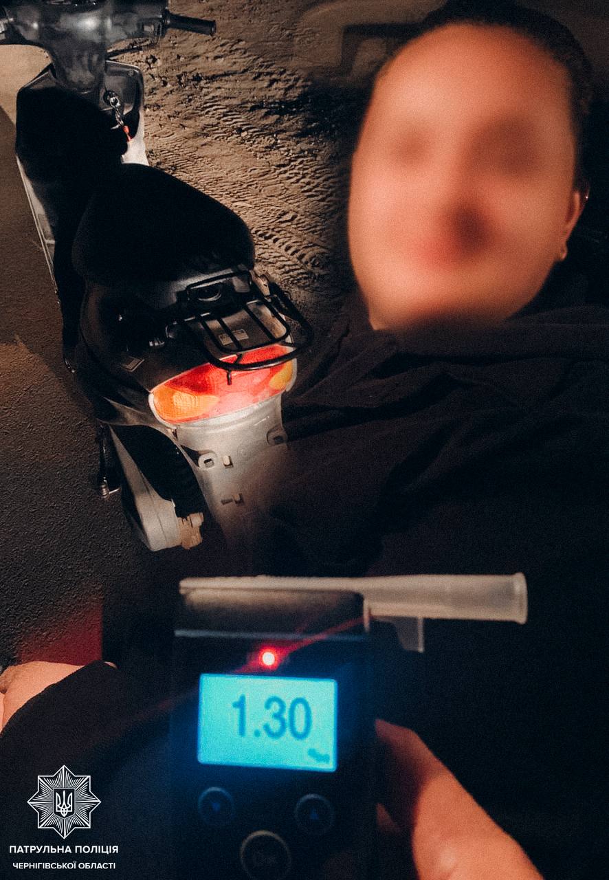 Під час комендантської години на Чернігівщині зупинили нетверезу водійку скутера без прав