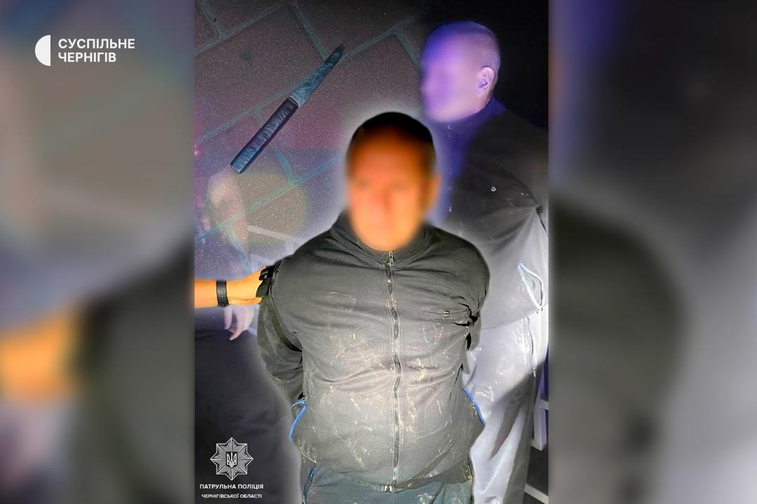 Із ножем кидався на людей: у Чернігові затримали 60-річного чоловіка