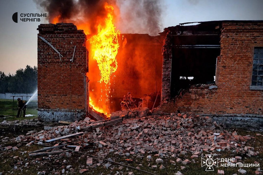 Росіяни атакували селище в Чернігівському районі трьома «Геранями»: горіли підприємство та будинок