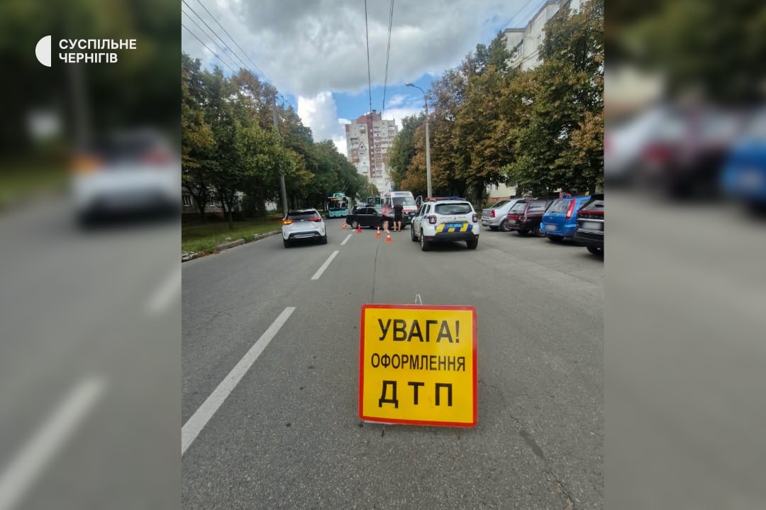 У Чернігові зіткнулися Audi та мотоцикл: мотоцикліст госпіталізований