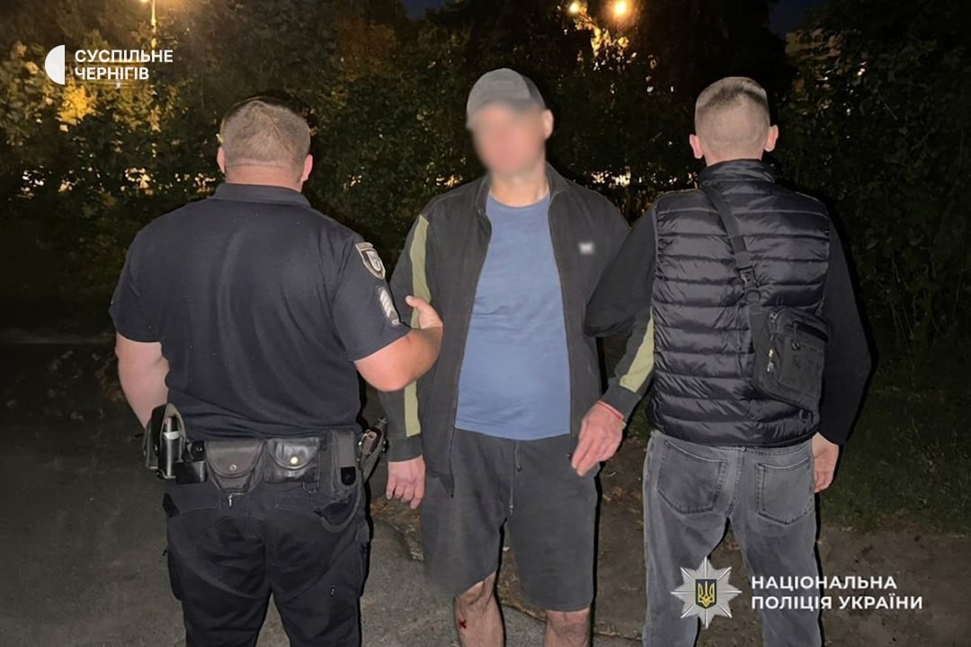 Вихопив гроші з каси та втік: у Чернігові затримали підозрюваного у пограбуванні аптеки